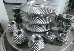 Косозубые конические зубчатые колеса и шестерни в камере ионного азотирования