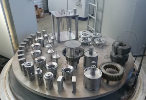Сборная садка деталей в камере установки ионного азотирования